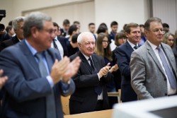 20 ноября 2017 года Президент «Содружества выпускников Аспирантуры ВШ КГБ СССР – Адъюнктуры ФСБ РФ Кудимов Александр Викторович принял участие в презентации биографии Александра Сухарева — генерального прокурора СССР — фотография 5