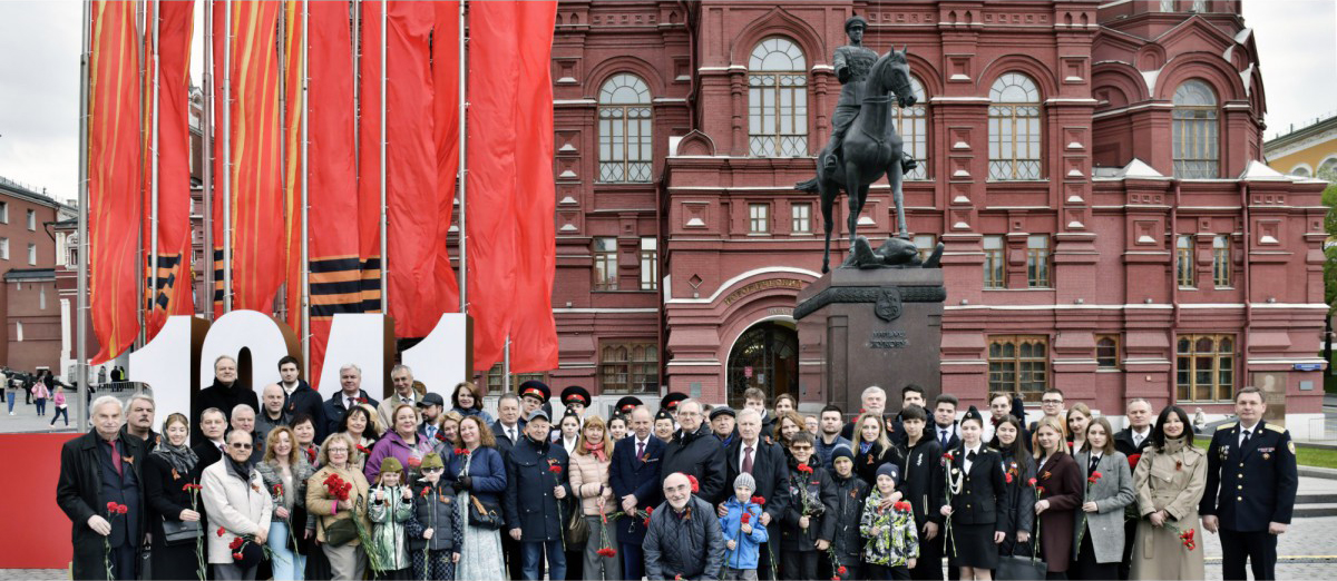6 мая 2024 г. в преддверии Дня Победы в Великой Отечественной войне 1941–1945 гг. состоялась церемония возложения цветов к Могиле Неизвестного Солдата у Кремлевской стены в Александровском саду — фотография 3